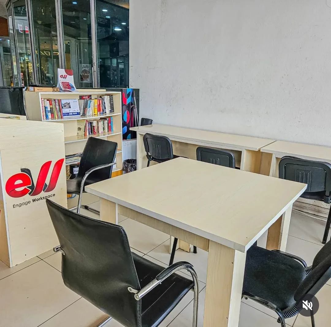 Central shared table and chairs used for short meetings at Engage Workspace